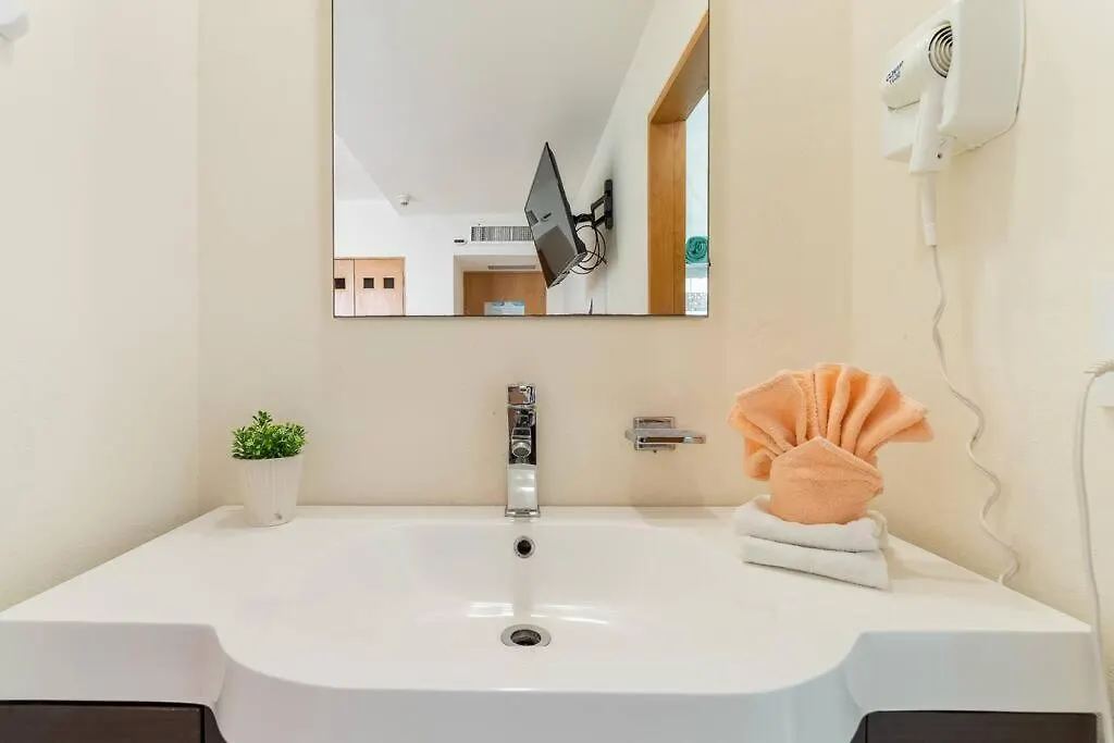 Ocean Front Studio 2C, New Listing Cancun Apartment