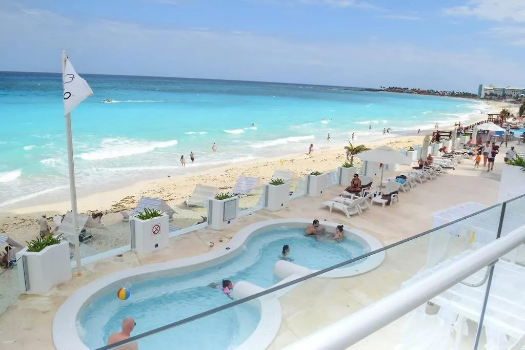 Ocean Front Studio 2C, New Listing Cancun Apartment